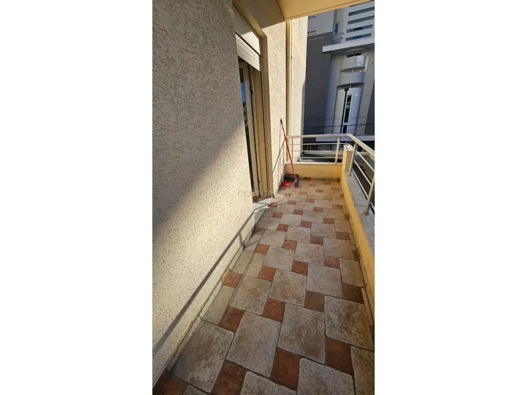 Excelente piso de 2 ambientes en venta en Plazh, Durrës