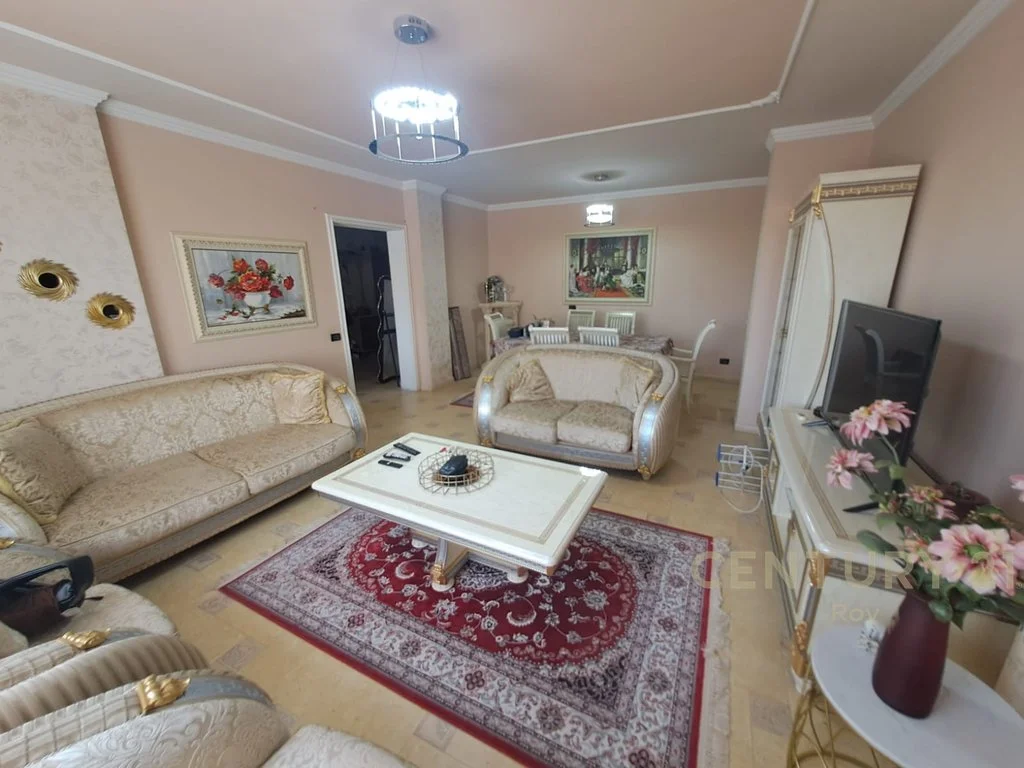 Apartamento 4+1+2 en venta en el barrio n.º 6, cerca del jardín Sotir Noka
