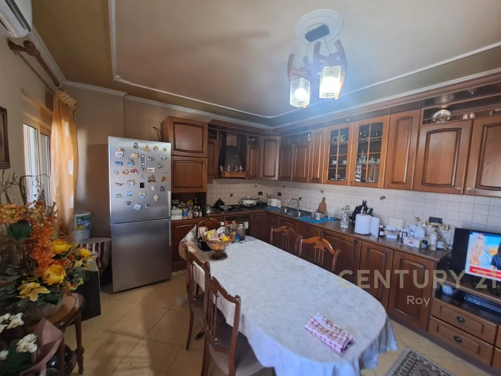 Apartamento 4+1+2 en venta en el barrio n.º 6, cerca del jardín Sotir Noka