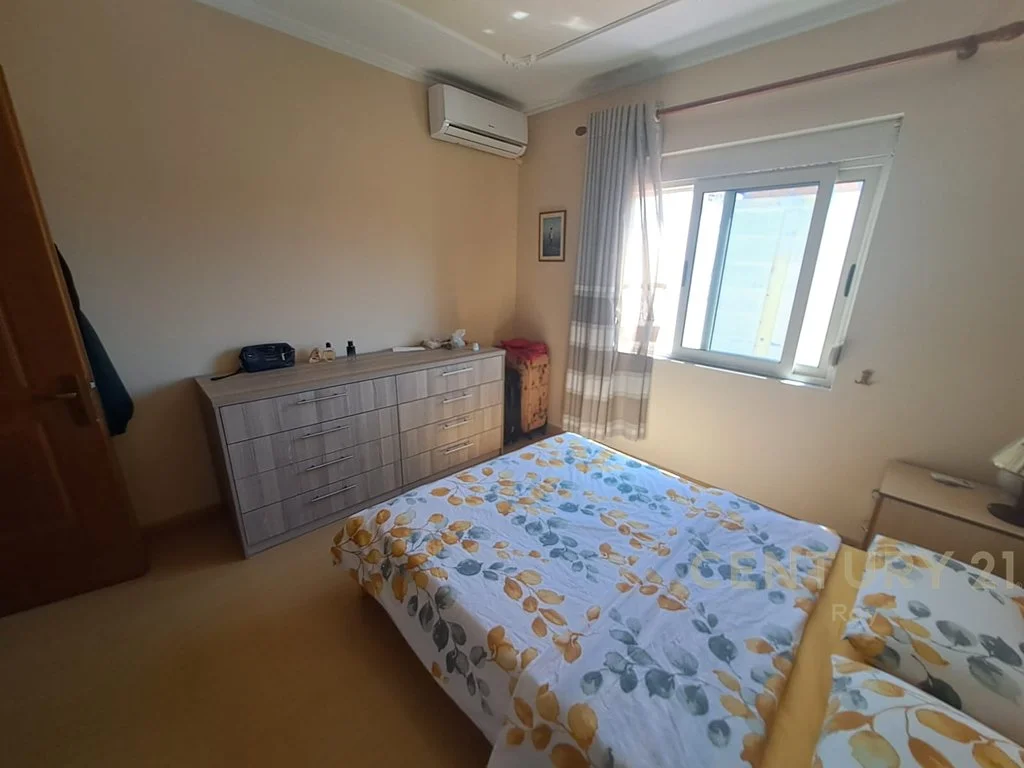 Apartamento 4+1+2 en venta en el barrio n.º 6, cerca del jardín Sotir Noka