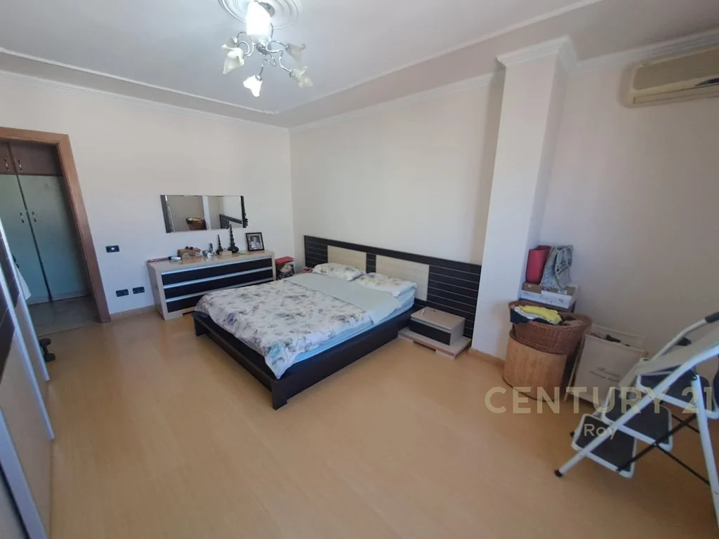 Apartamento 4+1+2 en venta en el barrio n.º 6, cerca del jardín Sotir Noka
