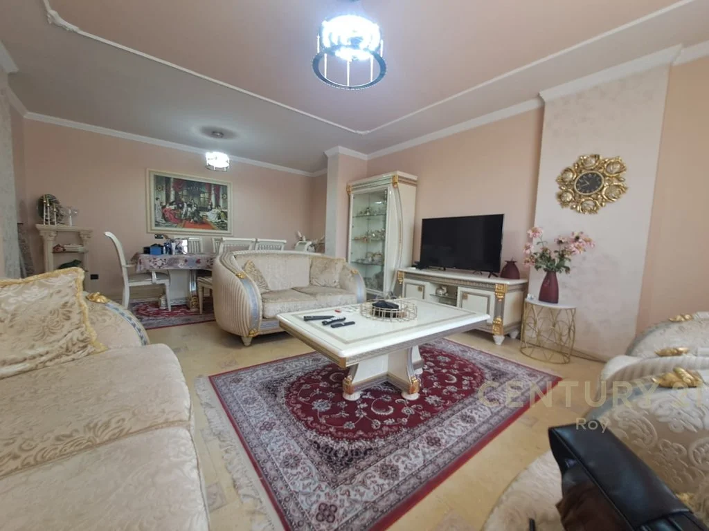 Apartamento 4+1+2 en venta en el barrio n.º 6, cerca del jardín Sotir Noka