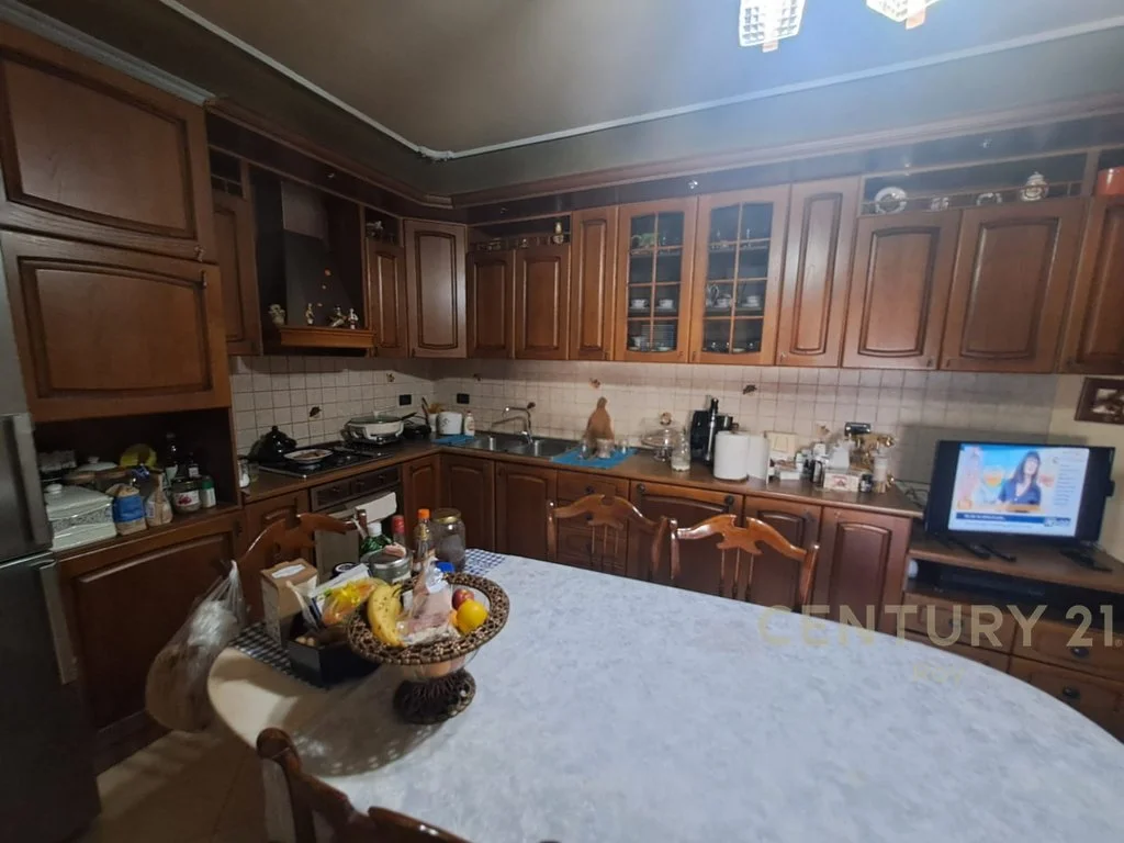 Apartamento 4+1+2 en venta en el barrio n.º 6, cerca del jardín Sotir Noka