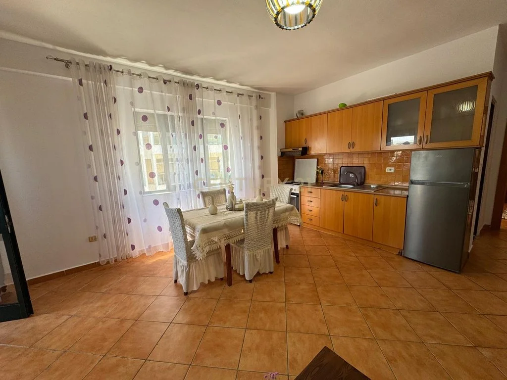 Apartamento 1+1 con dos balcones en venta junto a la playa, Iliria