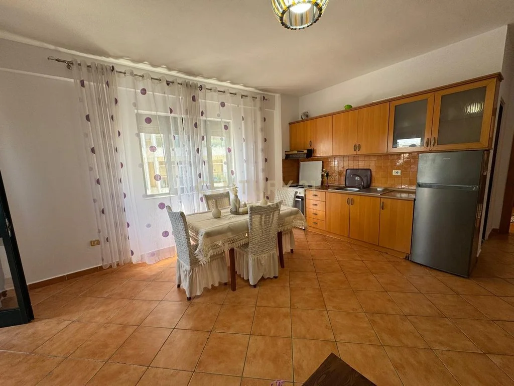 Apartamento 1+1 con dos balcones en venta junto a la playa, Iliria