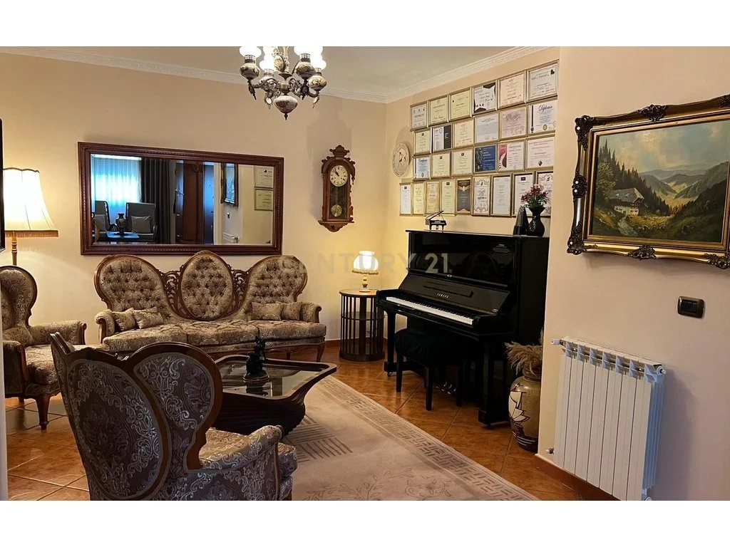 Apartamento 3+1+2 en venta en el centro de Durrës
