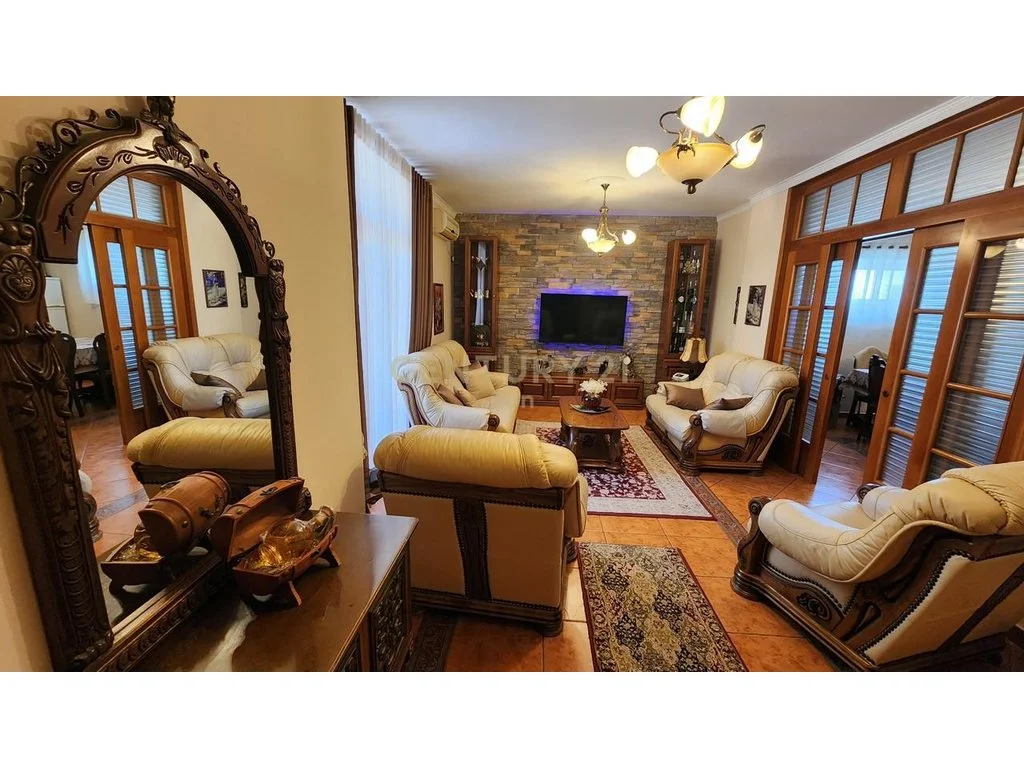 Apartamento 3+1+2 en venta en el centro de Durrës