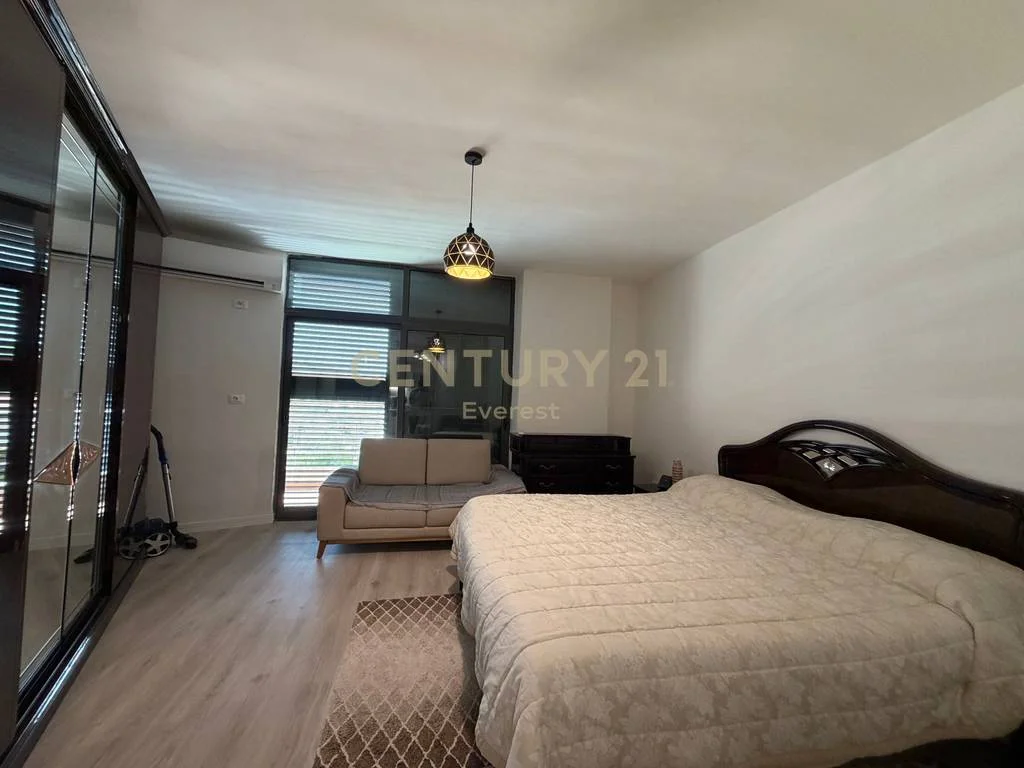Shkëmbi i Kavajës, 2+1 apartment for sale with garage
